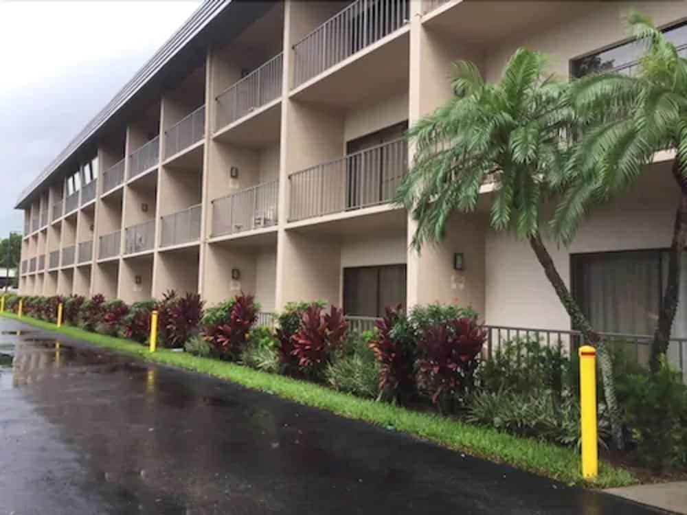 Baymont By Wyndham Bonita Springs Hotel Eksteriør billede